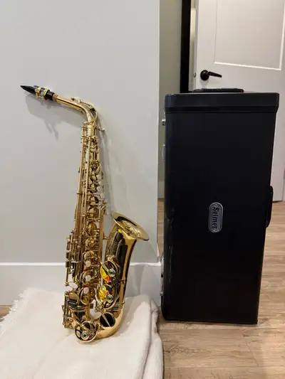 Elevate your musical journey with this exceptional Selmer AS600 alto saxophone, perfect for aspiring...