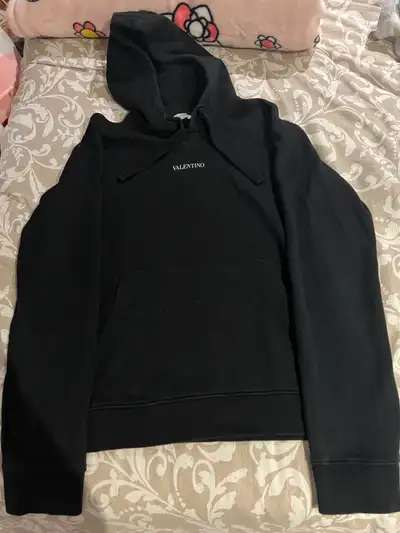 In mint condition! Authentic. Has code you can scan on Valentino size:M Gucci, Louis Vuitton, fendi,...