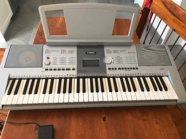 Yamaha PSR-293 Clavier portable de 61 touches dans Pianos et claviers  à Ouest de l’Île