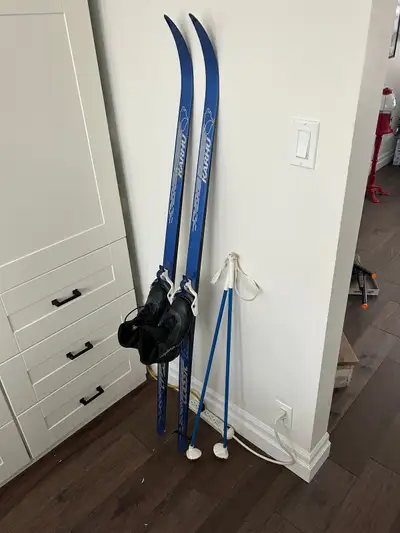 Waxless karhu skis 160cm Size 3.5 alpina boots Poles