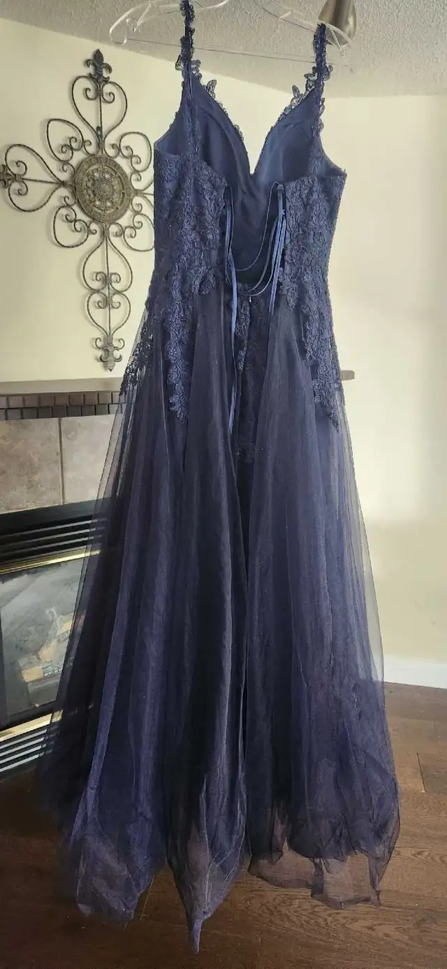 Beautiful Oksana grad dress. Size 4-6. in Women's - Dresses & Skirts in Calgary - Image 6