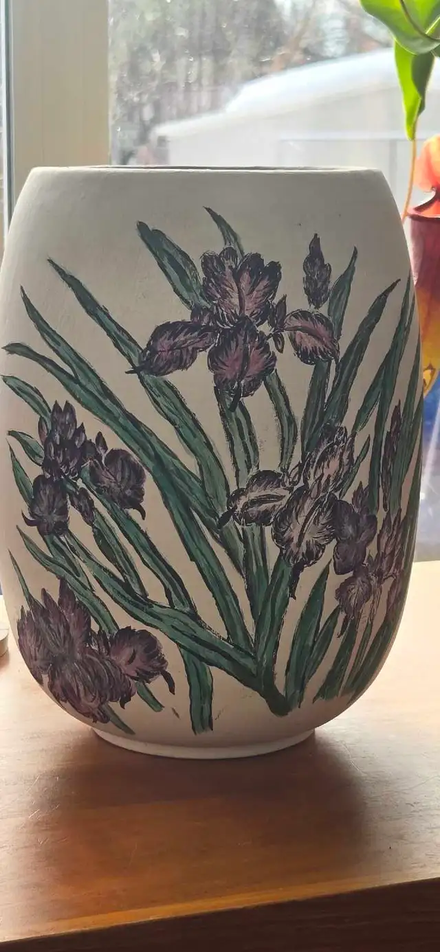 ONE OF A KIND HAND VASE BY E.E. CERAMICS CAMROSE ALBERTA in Arts & Collectibles in St. Albert - Image 4