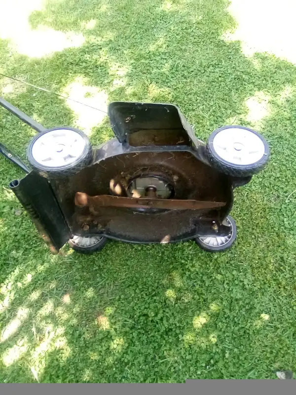 Yard Machines -tondeuse (Essence) in Lawnmowers & Leaf Blowers in City of Montréal - Image 10