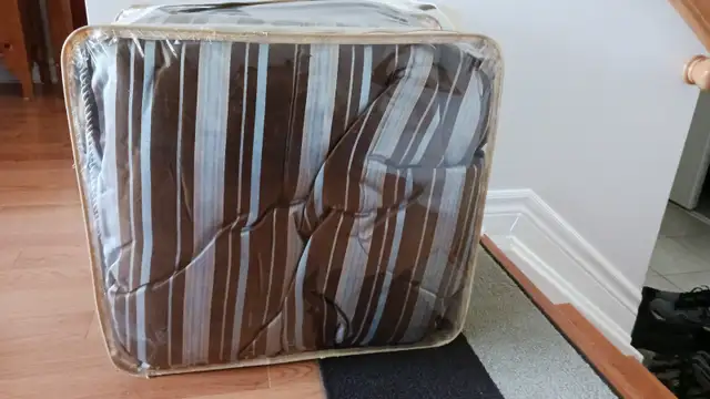Queen size comforter in Bedding in Ottawa - Image 3