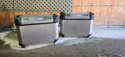 Valises latérales Trekker Outback capacité de 34 litres en aluminium. Serrure complète de rechange....