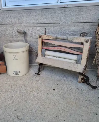 Antiquités(poterie,balance,tordeur), View more