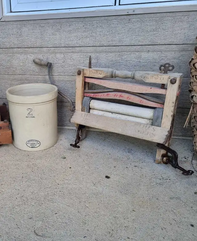 Antiquités(poterie,balance,tordeur) in Arts & Collectibles in Longueuil / South Shore - Image 2