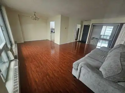 ✨ Spacious Master Bedroom with Walk-In Closet – Scarborough ✨ A bright, clean, and comfortable Maste...