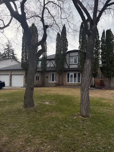Rarely available fully renovated 4 bedroom home for sale in Fort Richmond. Minutes away from the u o...