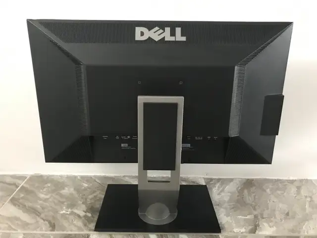 Dell U2711 Ultra Sharp 27" Monitor 2K (QHD) Widescreen Display in Monitors in City of Montréal - Image 5