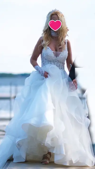 Beautiful elegant Kenneth Winston wedding dress with a touch of Sex appeal ♥for a slim frame person...