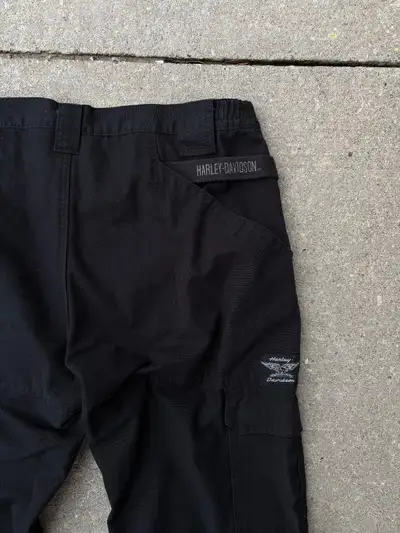Size men’s 34x34 No flaws to note! Super clean! Many pockets! No heel bite! Color is black. NOT navy...