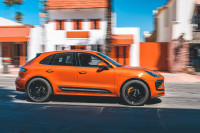 Porsche Macan GTS 2022 оранжевый
