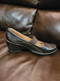 Ladies Naturalizer leather wedges, size 7