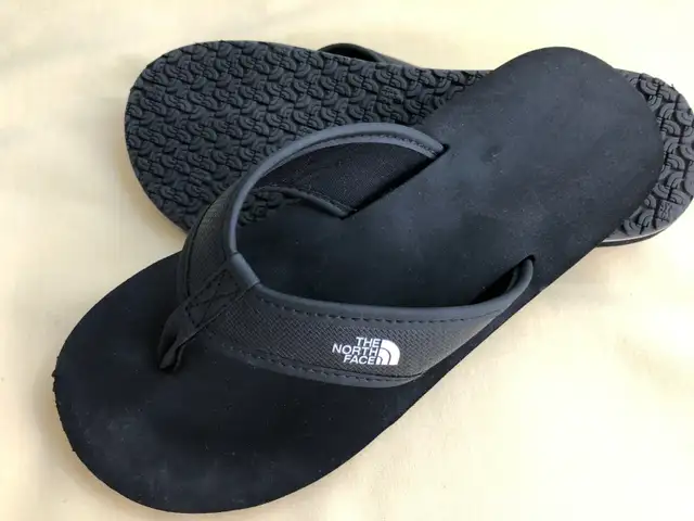 Kids North Face Flip Flops, Size 1.5, $10 in Kids & Youth in Edmonton - Image 3