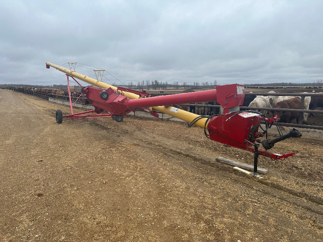 MKX 100-63 Westfield Swing Auger in Farming Equipment in Prince Albert
