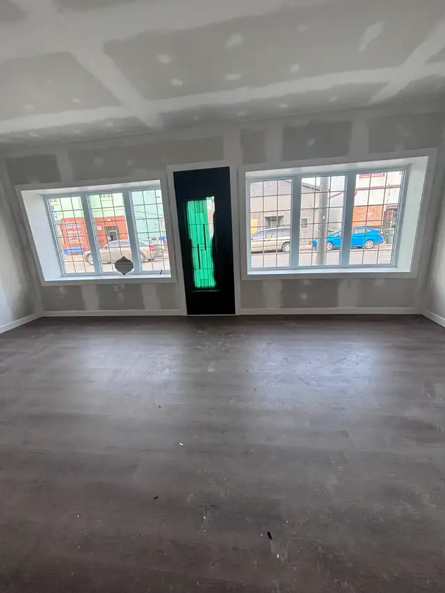 Prime Location- Commercial Space Drouillard Ford City in Commercial & Office Space for Rent in Windsor Region - Image 8