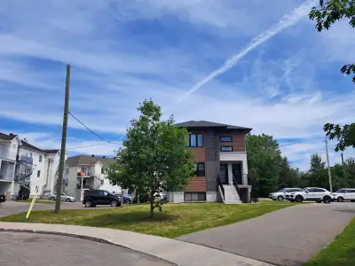 Tres beau et grand 4 et 1/2 style condo  à 1500