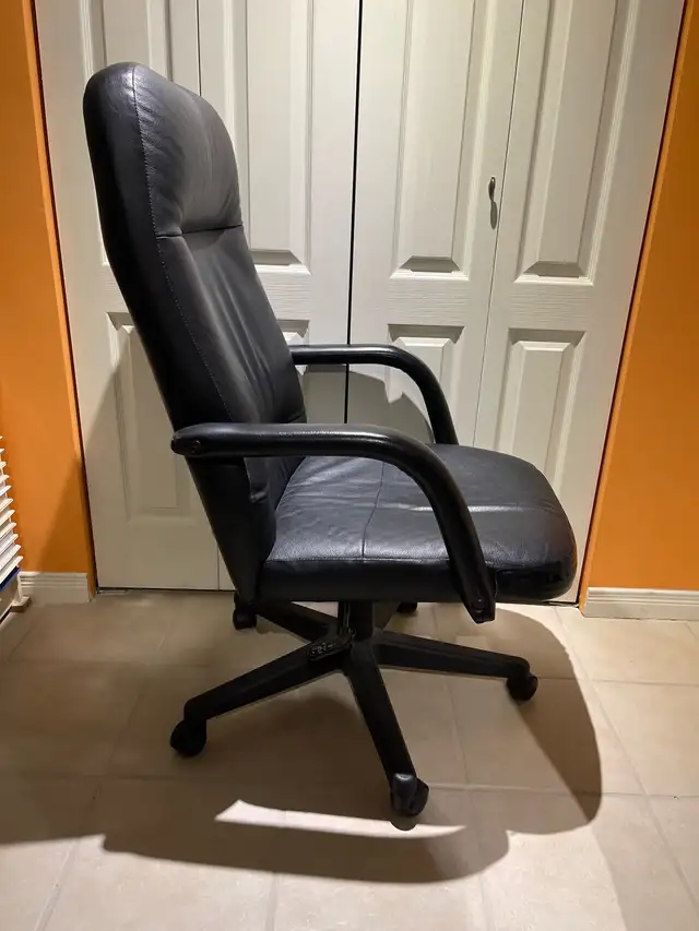Office Chair in Chairs & Recliners in Markham / York Region - Image 4