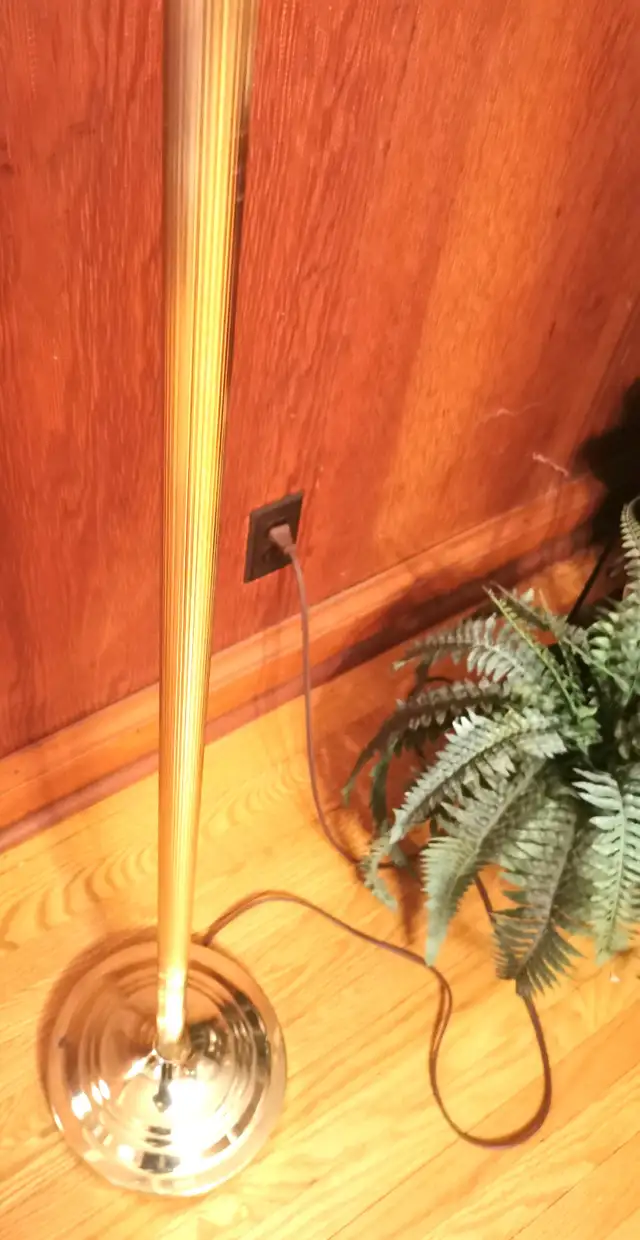 Floor Lamp Metal/Brass 61.5 inch height Vintage Solid in Indoor Lighting & Fans in Markham / York Region - Image 6