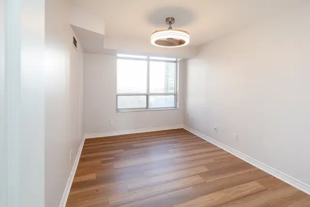 Mississauga Condo Available Immediately For Sale in Condos for Sale in Mississauga / Peel Region - Image 23