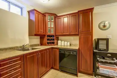 - Spacious 1 bedroom + 1 living room semi-basement with separate entrance - Main intersection: Credi...