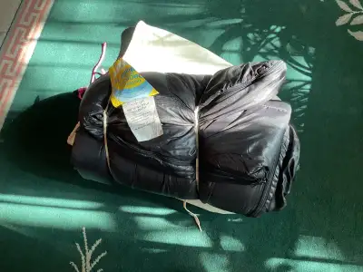 Sac de couchage pour adulte. Grandeur 78 X 31 pouces. Très propre. Isolé Hollofil II. Avons ( faufil...