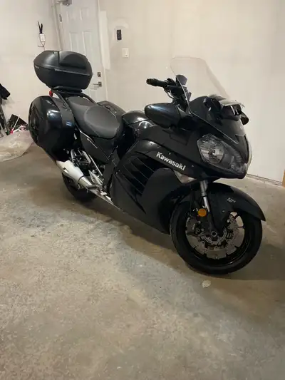 Bike was serviced in April 2026. Fresh MVI until 2028. New PR6 GT tires with less than 1000kms on th...