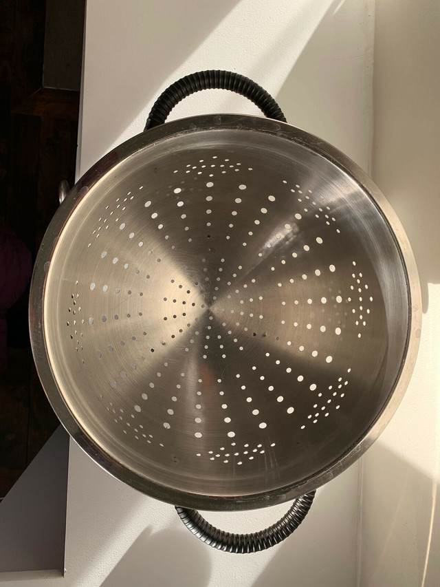 Large Metal Footed Colander in Other in City of Toronto - Image 2