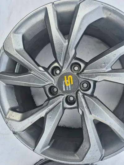 Set of 4 r18 aluminum rims from Honda CR-V. Standard rim is 18x7.5 inches, with a 5x114.3mm bolt pat...