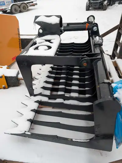 New! KC Skidsteer 76' Skeleton Grapple Bucket Asking $2400 Contact 204-38four-652three