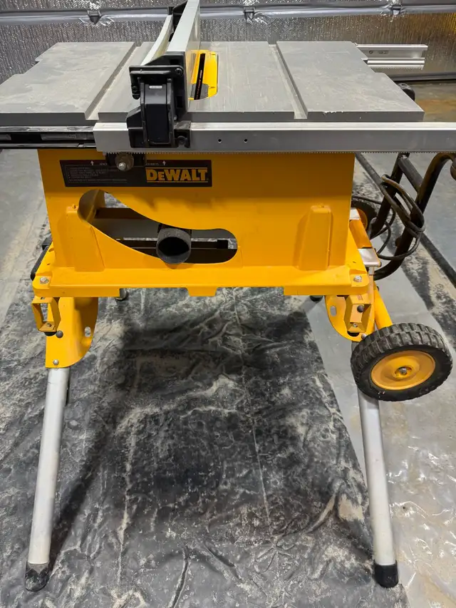 DEWALT 10” table saw with rolling stand in Power Tools in St. Catharines - Image 5