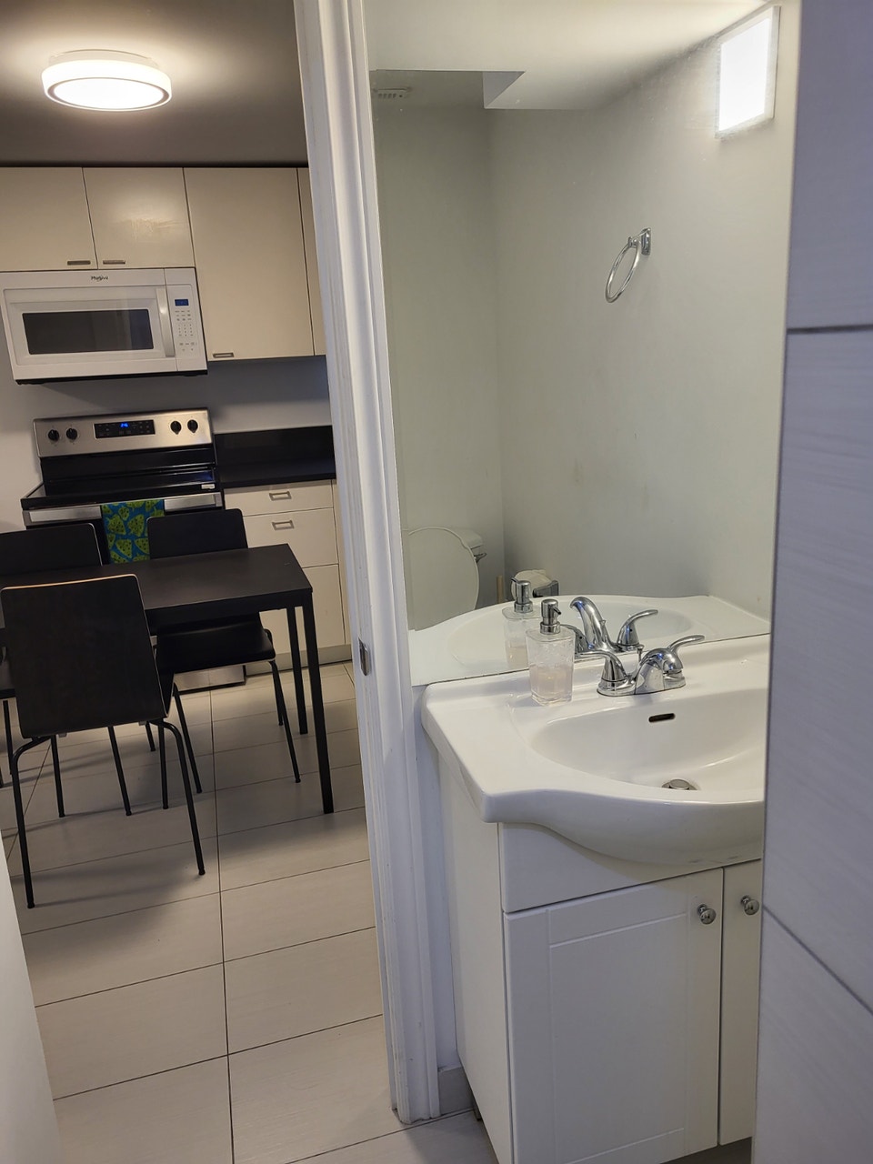 Modern Furnished Comfortable Suite Walk to Shops, Cafes, Subway 3