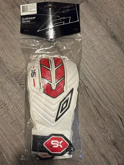Découvrez ces gants de gardien de but de soccer Umbro SX Force, neufs dans leur emballage d'origine,...