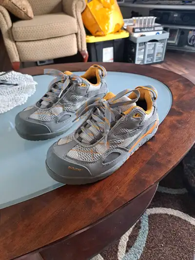 New ladies safety shoes, size 7.5W