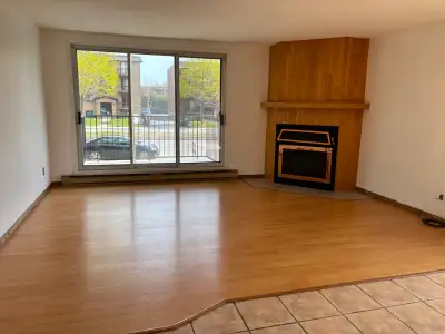 Très beau condo à louer. 3 chambres fermées de bonne dimension. Style aire ouverte. Près de plusieur...