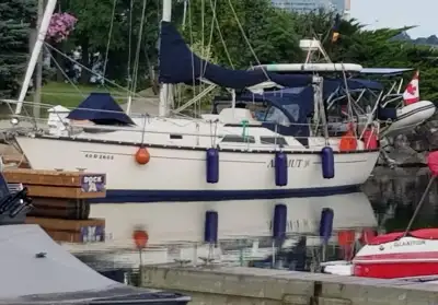 Mirage 33 1983 . 38,500.00$ CDN (inclut ber, dinghys 10’ BRIG (2010)et hors bord Honda 5 forces) (20...