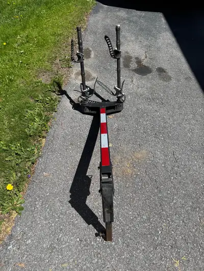 Thule trailer hitch bike rack for sale. I don’t know the size of the hitch.