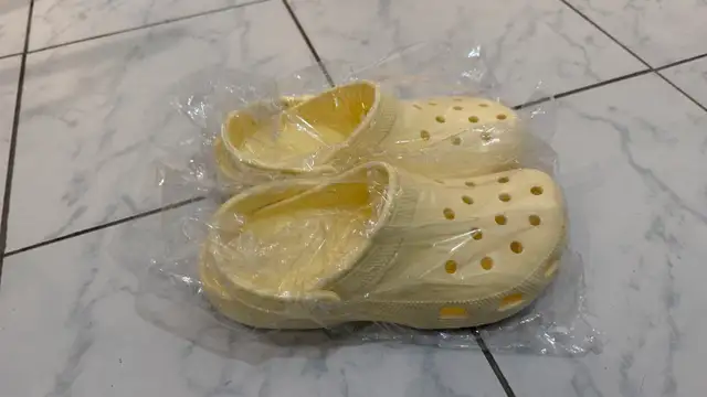 Crocs Classic Clogs – Light Yellow in Women's - Shoes in City of Toronto - Image 3