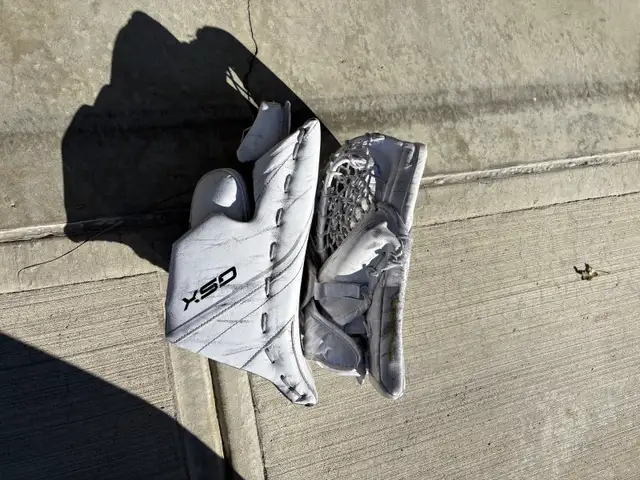 Bauer Goalie Pads, Glove and Blocker INT in Hockey in Calgary - Image 8