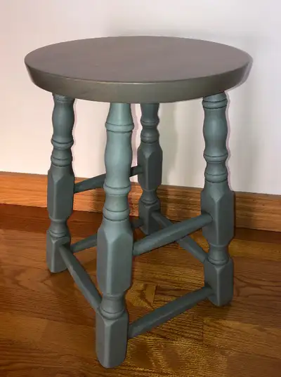 2 bancs modifiés et restaurés, View more