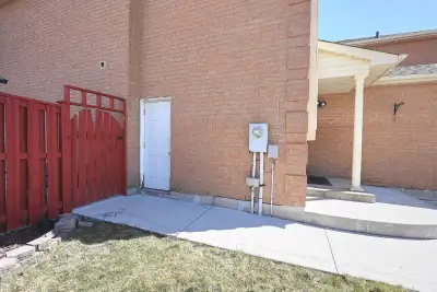 Available JUNE 1 Ideal for a couple and or working professionals. 1 bedroom, 1 washroom. Spacious li...