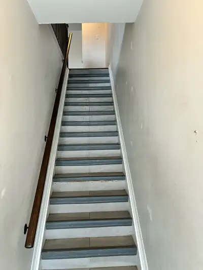 Apartment located in Streetsville above storefront. Private entrance. Utilities not included. Call 6...