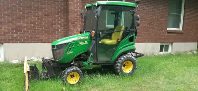 John Deere 1025 R  4 x 4  Tractor