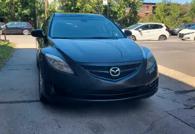 Mazda 6 2010 4 cylindres 2.5L Transmission Manuelle A/C Toit ouvrant Voiture en bon état et tout rou...