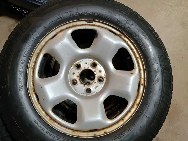 4 Michelin snow tires 235 65 17 on Honda OEM Rim 5x120 in Tires & Rims in Mississauga / Peel Region - Image 2