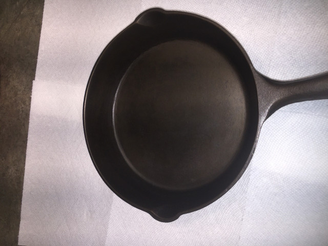 RARE  -  FINDLAY CANADA NO 6 CAST IRON PAN in Arts & Collectibles in Belleville - Image 4