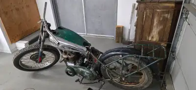 Old Triumph Ex Cdn Military project bike. Engine is locked. Hardtail frame.