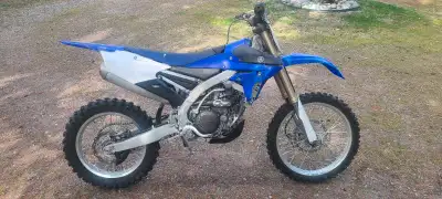 200 hrs , new piston and rings 0 hrs. Oil change every 5 hrs. OEM plastics