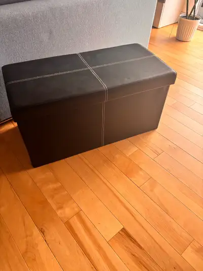 Pouf style coffre de rangement Il y a une scratch sur un côté, voir derniere photo. Quartier Shop An...